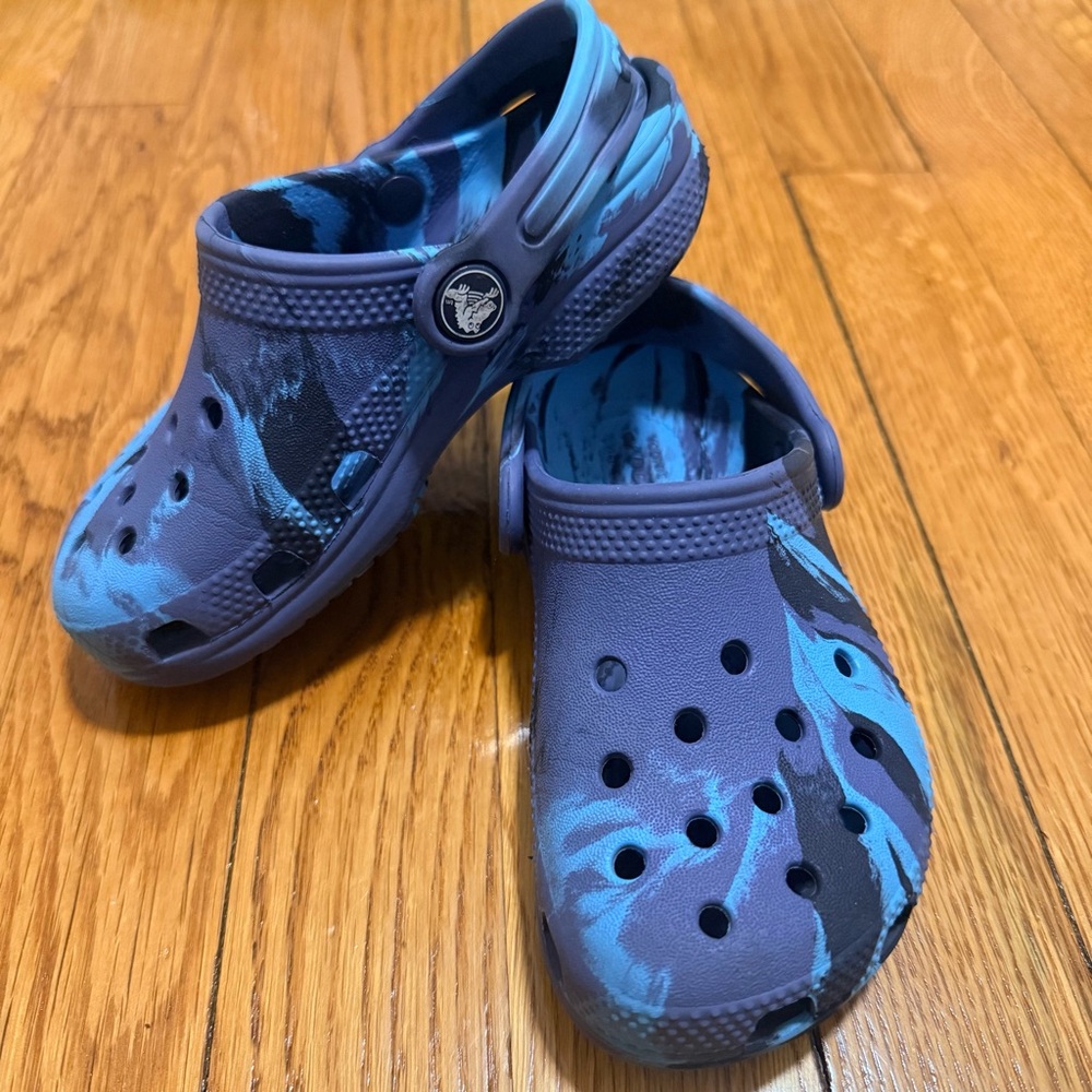Crocs Kids Classic Blue Marbled Clogs - size C10
